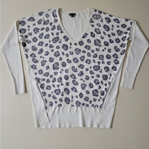 Express Women's Leopard Print V-neck Hi-Low Pullover Sweater with Zipper Detail - Picture 3 of 15